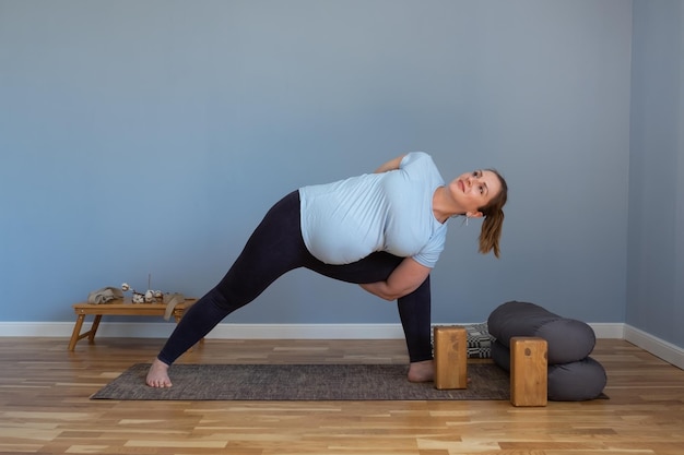 Femme pratiquant le yoga faisant de l'exercice de fente Side Angle Pose Parsvakonasana