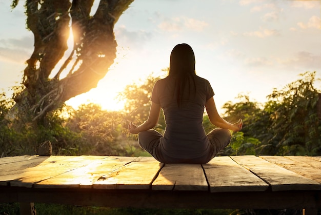 Femme Pratiquant Le Yoga De Méditation Sur La Nature Au Coucher Du Soleil.