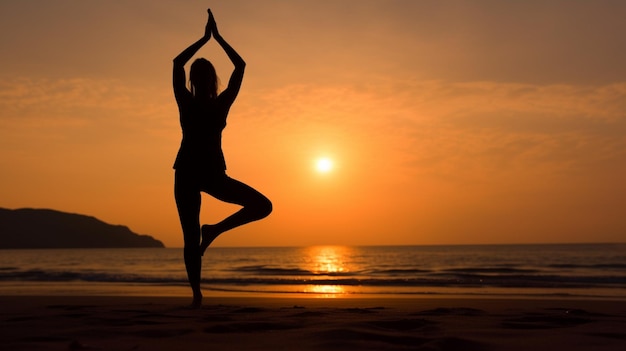 Une femme pratiquant le yoga sur la plage au coucher du soleil