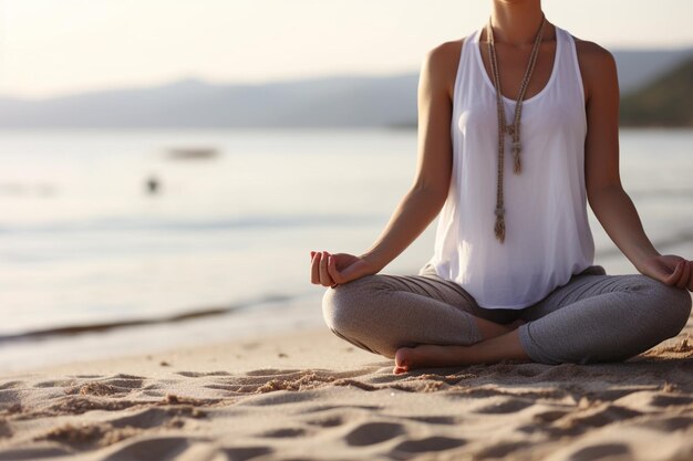 femme pratiquant le yoga sur la plage devant l'océan