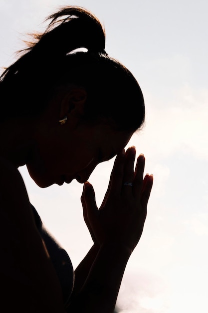 Une femme pratiquant le yoga en position de prière