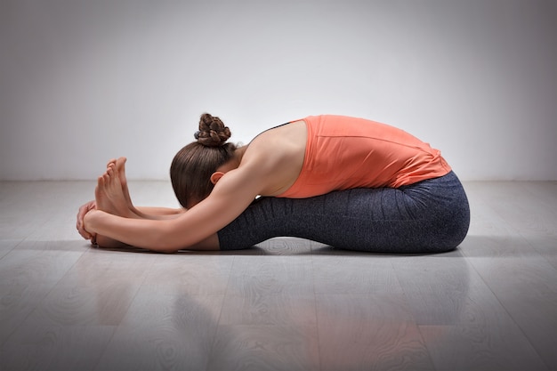 Femme pratique le yoga asana Ashtanga Vinyasa