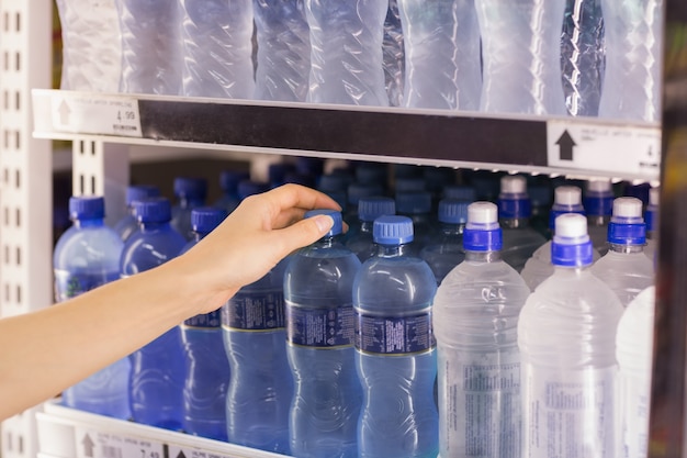 Une femme prenant une bouteille d&#39;eau