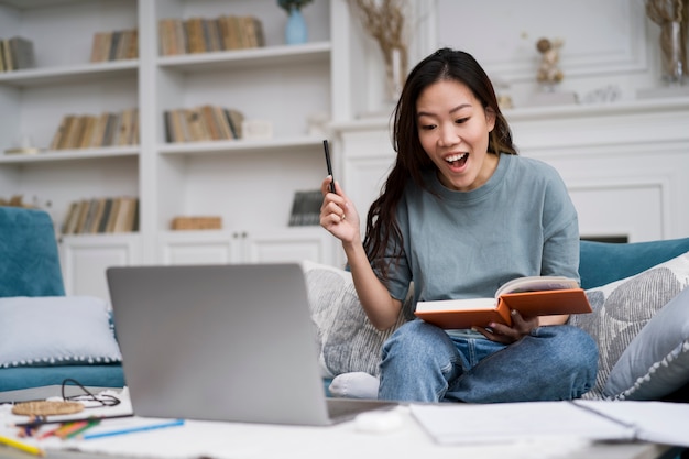 Photo femme prenant des cours d'apprentissage en ligne