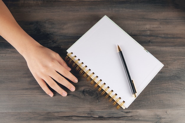 Femme prenant des notes dans un cahier