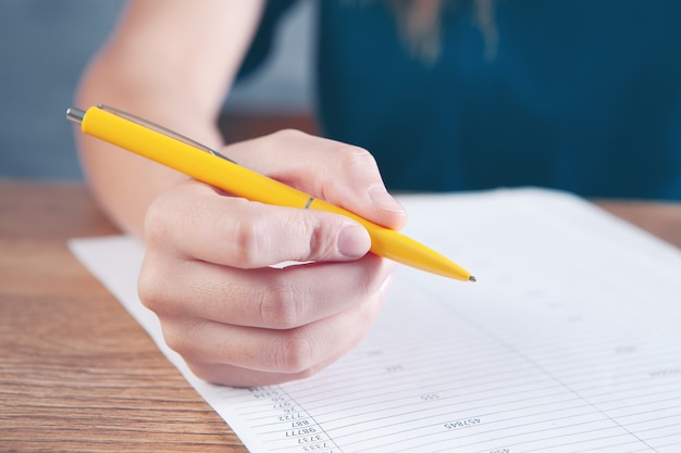 femme prenant des notes dans des papiers