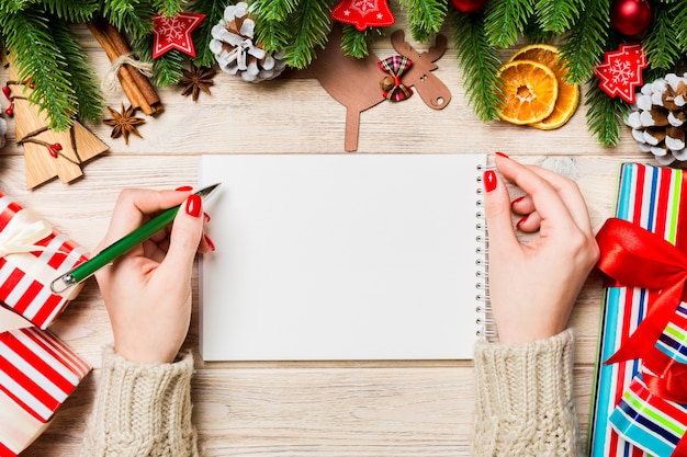 Femme prenant des notes sur la table de Noël