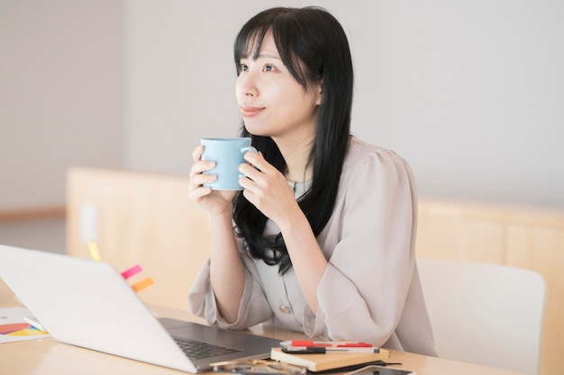 Une femme prenant une pause tout en travaillant à domicile