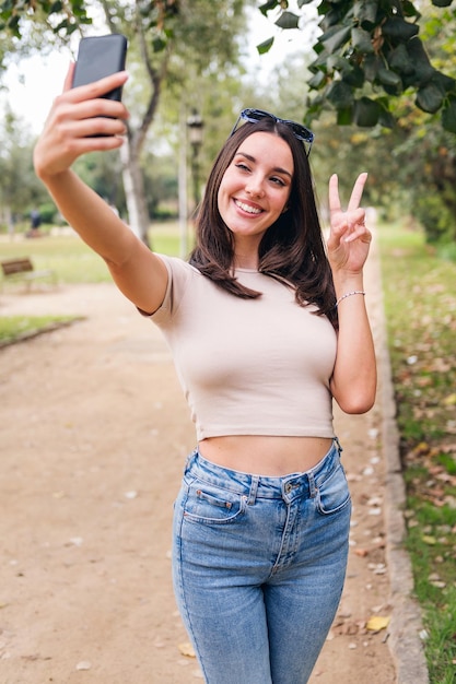 Femme prenant une photo de selfie pour les médias sociaux