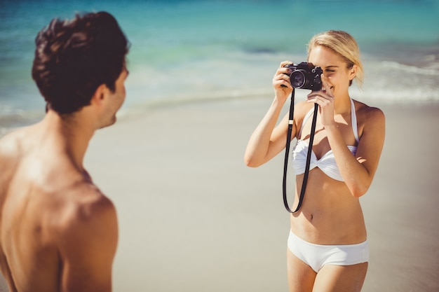 Femme prenant une photo de son homme