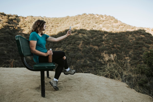 Femme prenant une photo avec son téléphone portable