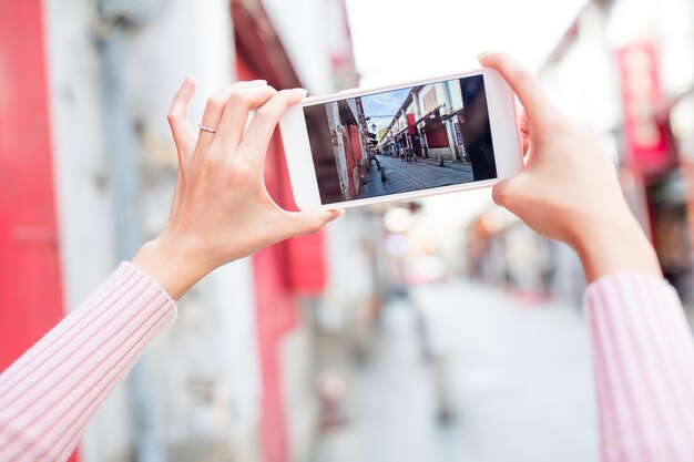 Photo femme prenant une photo sur un téléphone portable à macao