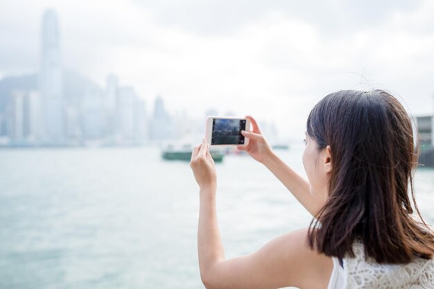 Femme prenant une photo sur un téléphone portable