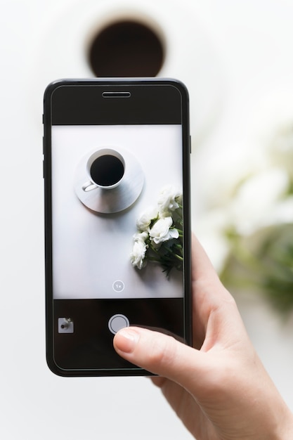 Femme prenant une photo avec un téléphone portable