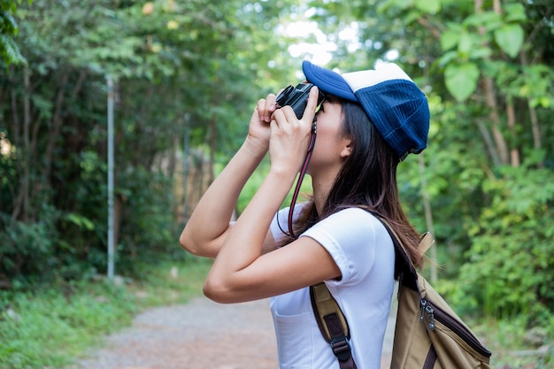 Femme prenant une photo