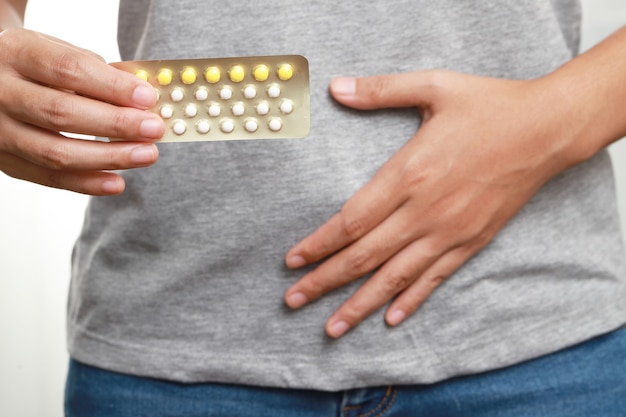 Femme prenant des pilules pour le contrôle des naissances