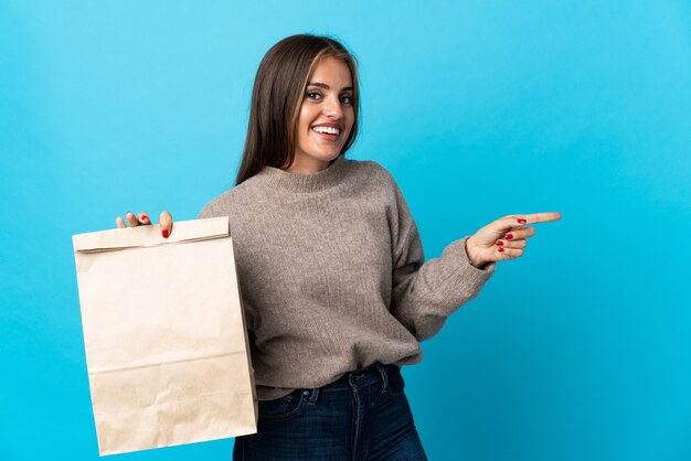 Femme prenant un sac de plats à emporter isolé