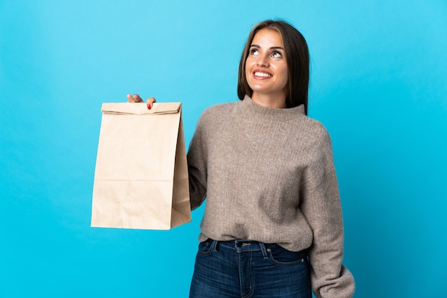 Femme prenant un sac de plats à emporter isolé