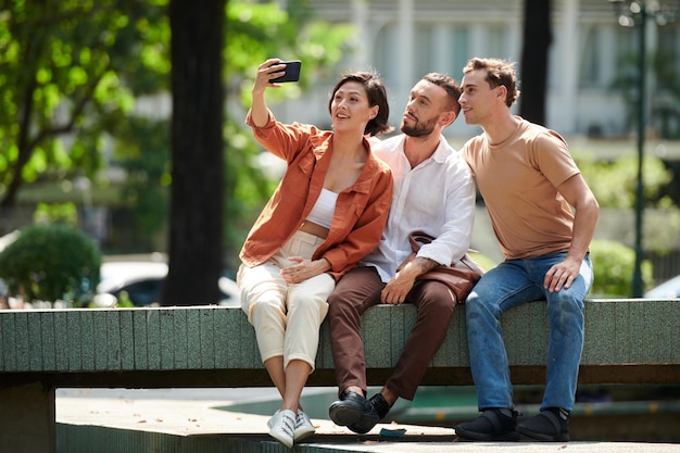 Femme prenant selfie avec des amis