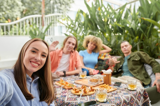 Femme prenant selfie avec des amis