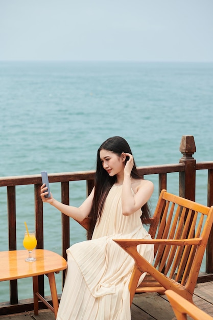 Femme prenant selfie au Coastal Cafe