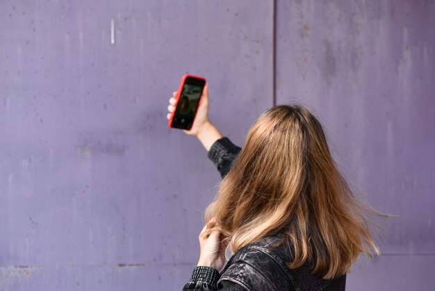 Femme prenant selfie à l'extérieur