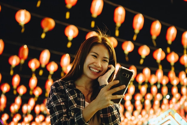 Femme prenant selfie à la fête des lanternes