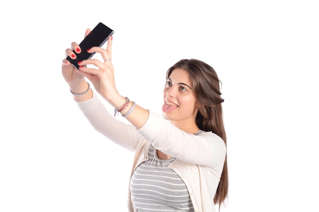 Femme prenant selfie avec un smartphone.