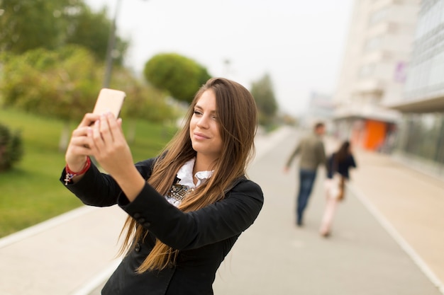 Femme prenant selfie