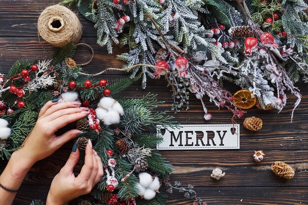 Femme prenant soin de l'ornement. Vue de dessus du cadre festif de noël avec des décorations du nouvel an.