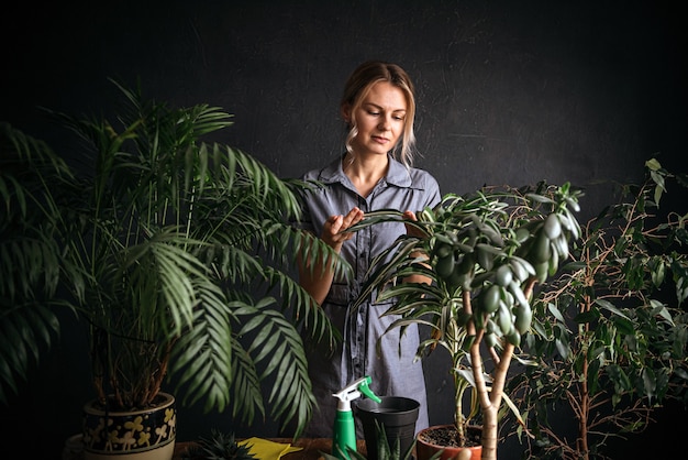 Femme prenant soin des plantes à la maison