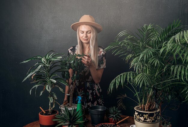 Femme prenant soin des plantes à la maison