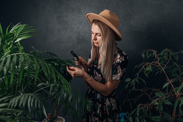 Femme prenant soin des plantes à la maison