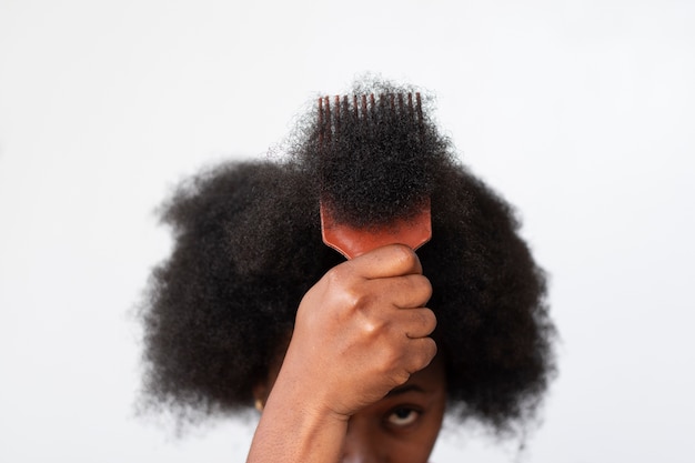 Femme prenant soin de ses cheveux afro