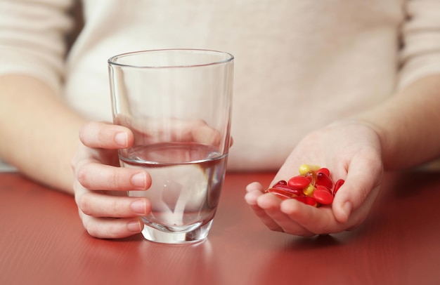 Femme prenant des vitamines agrandi