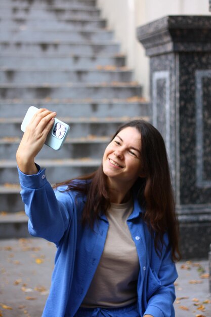 une femme prend une photo sur le téléphone un selfie