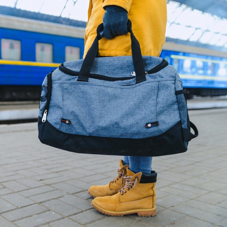 Photo la femme prend le sac à la gare concept de voyage