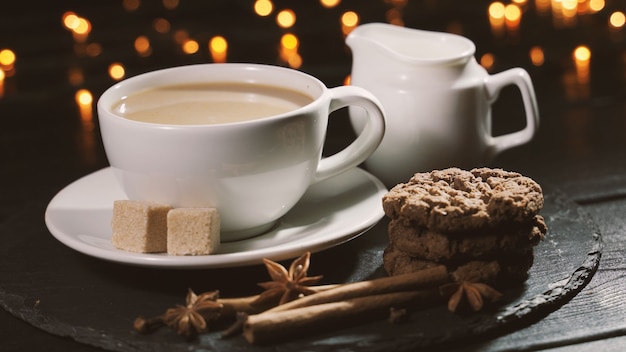 La femme prend une tasse de café et de boissons concept café de Noël café épicé