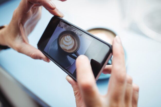 Femme, prendre, photo, café, mobile, téléphone