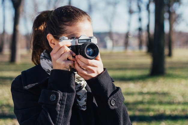 Femme, prendre photo, à, vieux, appareil-photo analogique