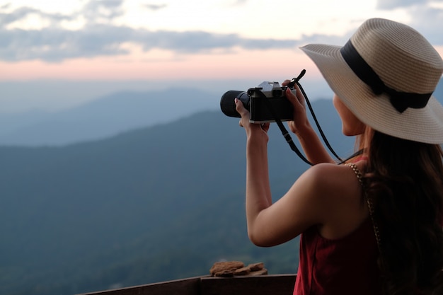 Femme prendre une photo. voyageur touristique voyage en vacances. voyage