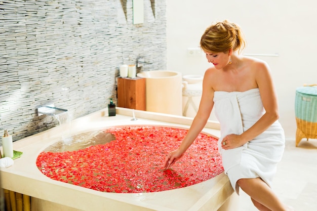 Femme préparant un bain de fleurs