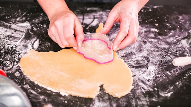 Femme préparant des biscuits au crâne de sucre pour les vacances de Dia de los Muertos.