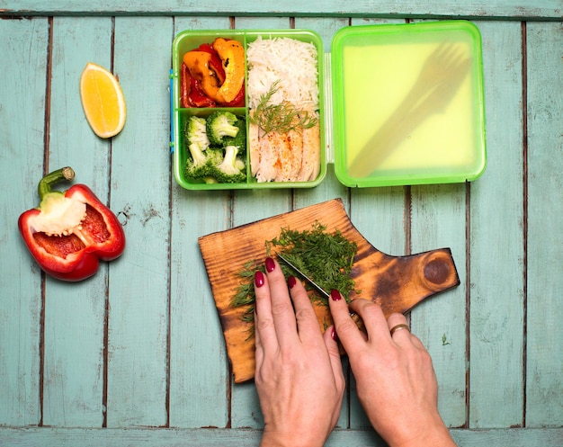 Femme préparant une boîte à lunch saine pour l'école