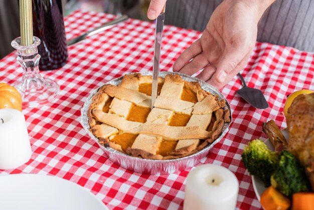 Femme préparant le dîner de thanksgiving à la cuisine à la maison