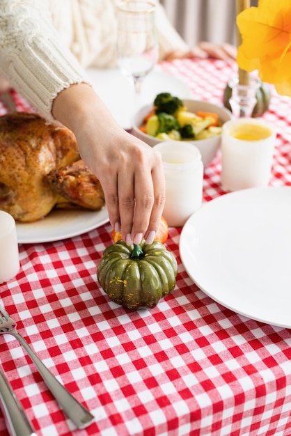 Femme préparant le dîner de thanksgiving à la décoration de cuisine à la maison