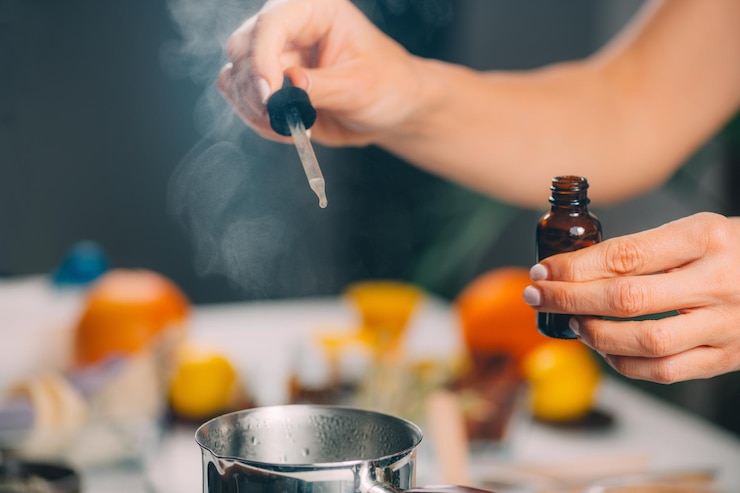 Photo femme préparant du savon fait maison avec des extraits d'huiles essentielles