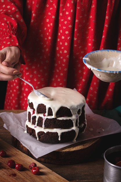 Femme préparant un gâteau au chocolat