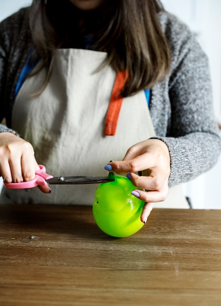 Femme préparant un globe de gélatine