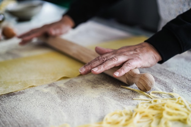 Femme préparant la pâte pour les raviolis à l'intérieur de l'usine de pâtes